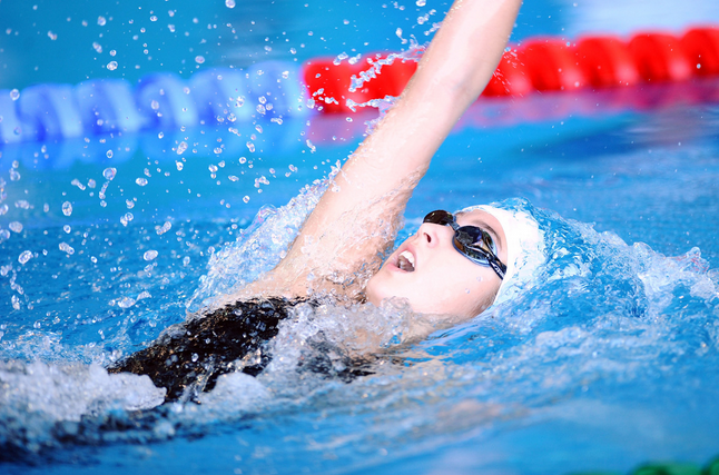 Hướng dẫn kỹ thuật bơi ngửa chuẩn để bơi nhanh, xa và sức bền tối đa
