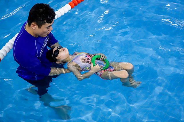 Bơi lội sinh tồn Aqua-Tots của Mỹ khác với bơi lội truyền thống như thế nào? -ASC Giáo dục