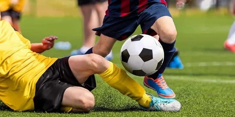 Tackling Trong Bóng Đá Là Gì? Cách Thực Hiện Tackling Hiệu Quả