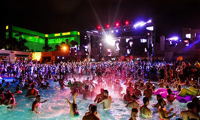 tiệc pool party giải trí