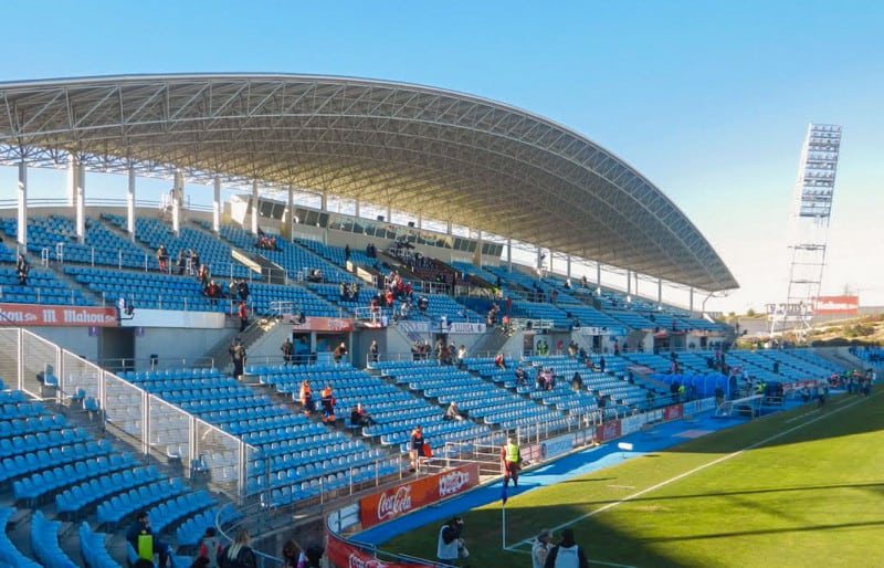 Cận cảnh mặt cỏ sân Coliseum